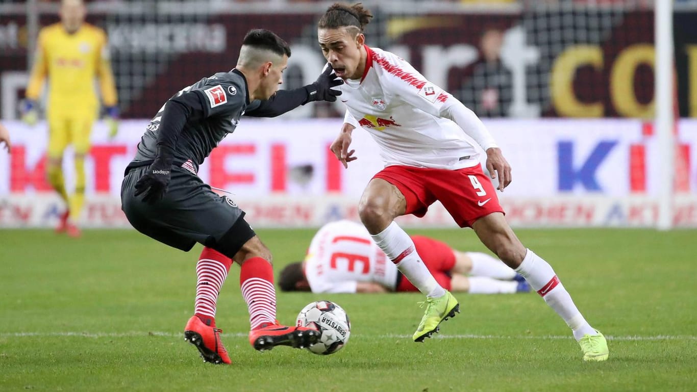 Leipzigs Yussuf Poulsen (r.) kämpft mit dem Düsseldorfer Alfredo Morales um den Ball.