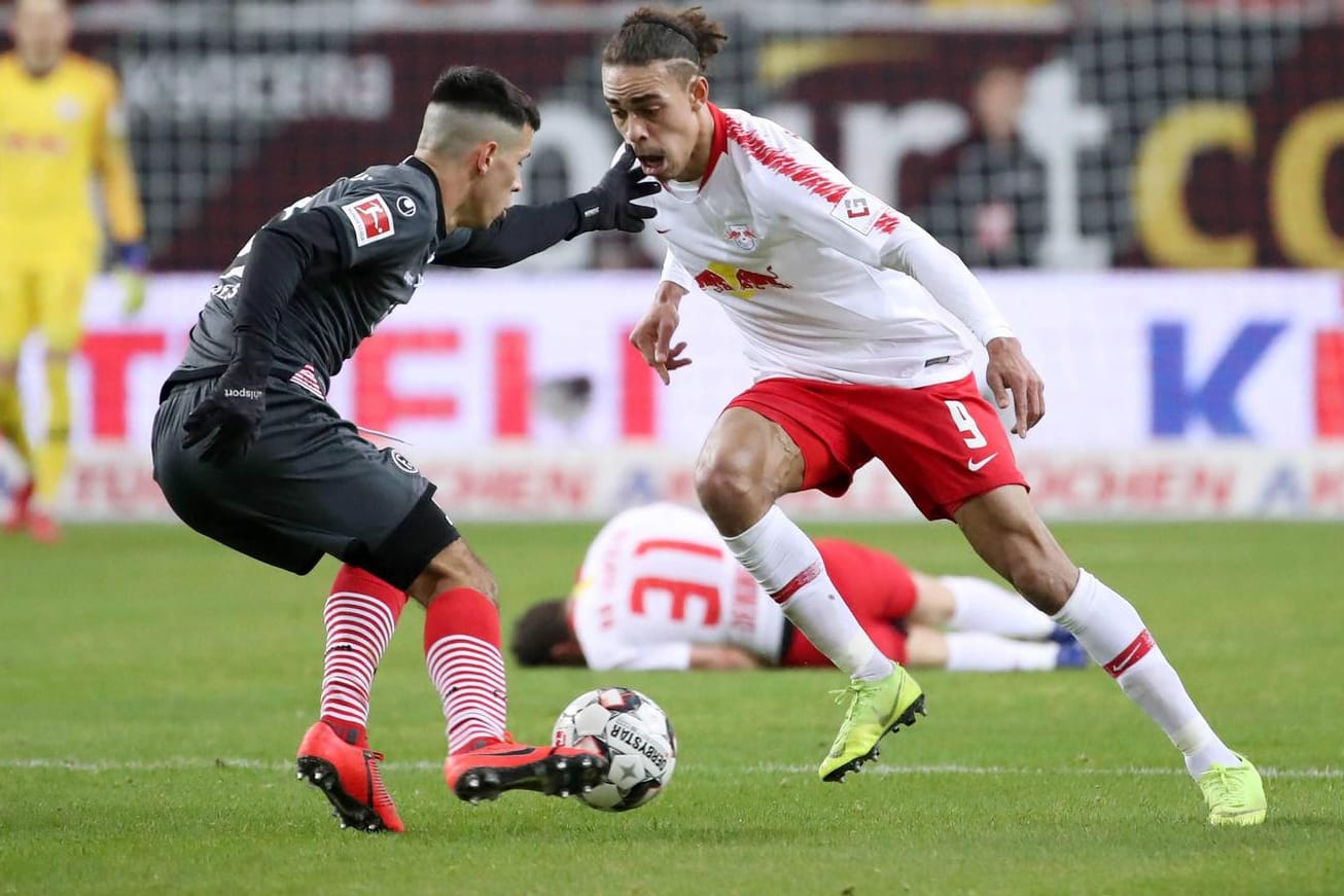 Leipzigs Yussuf Poulsen (r.) kämpft mit dem Düsseldorfer Alfredo Morales um den Ball.