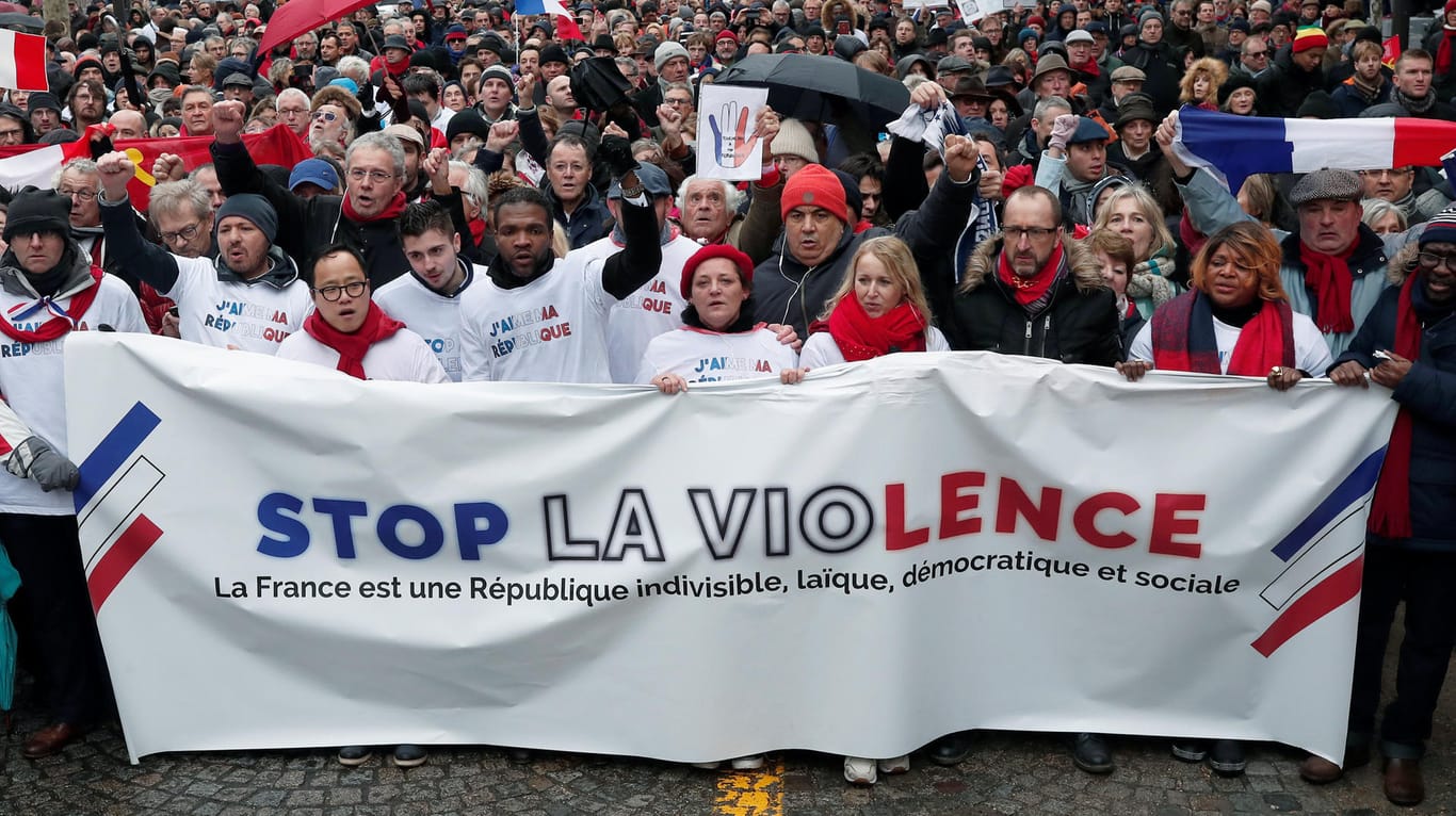 Die "Rotschals" in Paris: Sie demonstrieren gegen die Gewalt bei den "Gelbwesten"-Protesten und für die Demokatie in Frankreich.