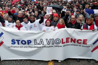 Die "Rotschals" in Paris: Sie demonstrieren gegen die Gewalt bei den "Gelbwesten"-Protesten und für die Demokatie in Frankreich.