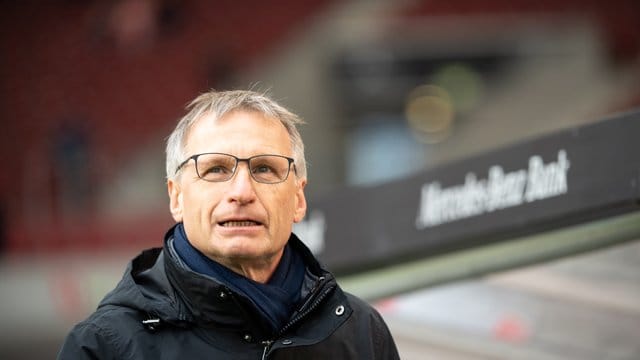 Michael Reschke stärkt seinem Trainer den Rücken.