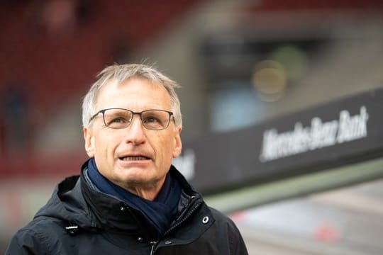 Michael Reschke stärkt seinem Trainer den Rücken.