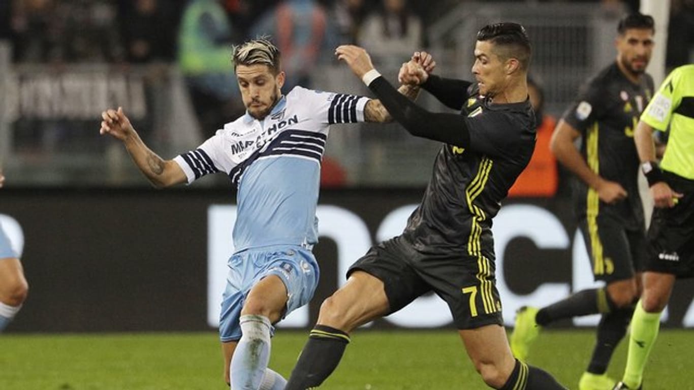 Cristiano Ronaldo (r) von Juventus im Zweikampf mit Lazios Luis Alberto.