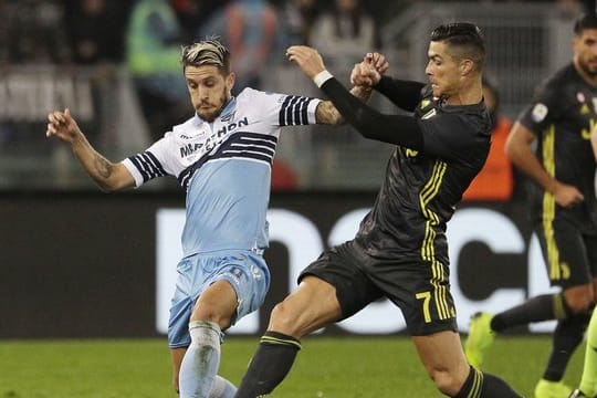 Cristiano Ronaldo (r) von Juventus im Zweikampf mit Lazios Luis Alberto.