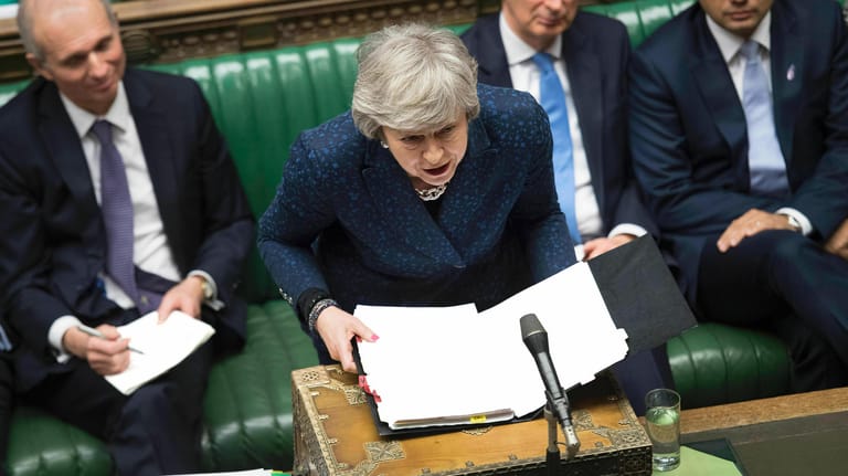 Theresa May im Plenarsaal in Westminster: Die Premierministerin spricht zu den Abgeordneten des Parlaments. Die Puste ist ihr trotz alles Widrigkeiten bisher nicht ausgegangen.