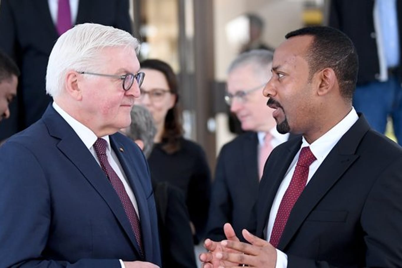 Bundespräsident Frank-Walter Steinmeier (l) trifft Äthiopiens Regierungschef Abiy Ahmed.