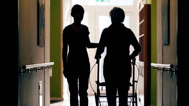Die oft am Limit arbeitenden Pflegekräfte sollen Verstärkung und Entlastung bekommen. Die oft am Limit arbeitenden Pflegekräfte sollen Verstärkung und Entlastung bekommen.