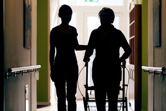 Die oft am Limit arbeitenden Pflegekräfte sollen Verstärkung und Entlastung bekommen.