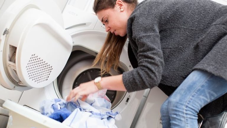 Frischgewaschene Wäsche: Damit sie sauber aus der Trommel kommt, muss das Waschmittel richtig dosiert werden – gemäß Wasserhärte, Verschmutzungsgrad der Textilien und dem Gewicht der Trockenwäsche.