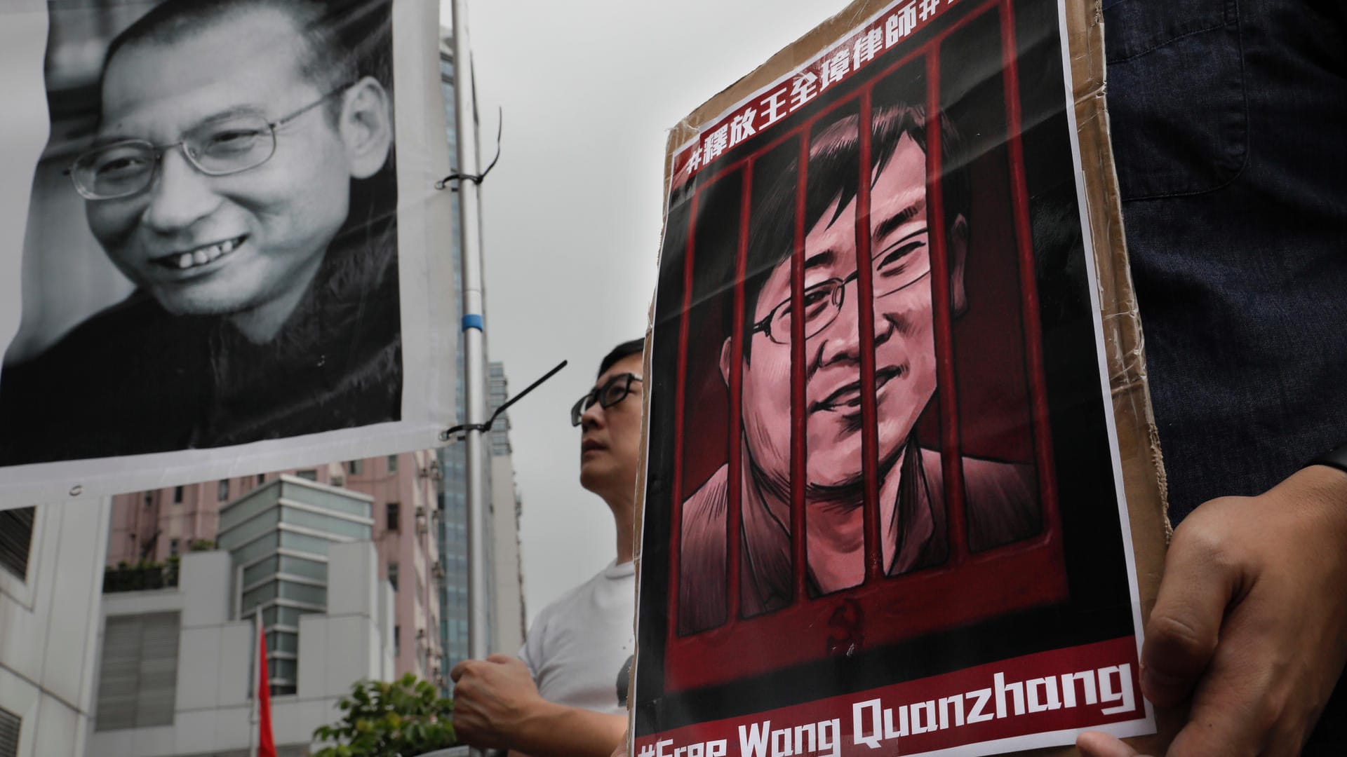 Demonstranten mit Plakaten des gestorbenen Friedensnobelpreisträgers Liu Xiaobo (links) und des inhaftierten Menschenrechtlers Wang Quanzhang: Der prominente chinesische Bürgerrechtsanwalt ist zu viereinhalb Jahren Haft verurteilt worden.