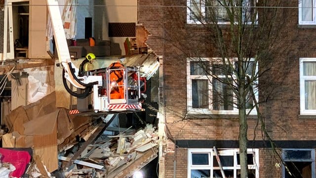 Feuerwehrleute sind nach der Gasexplosion in einem Wohnhaus im Einsatz. Feuerwehrleute sind nach der Gasexplosion in einem Wohnhaus im Einsatz.