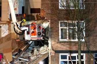 Feuerwehrleute sind nach der Gasexplosion in einem Wohnhaus im Einsatz.