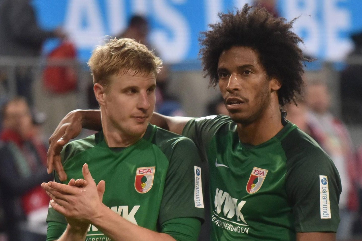 Caiuby (rechts) und Martin Hinteregger vom FC Augsburg.