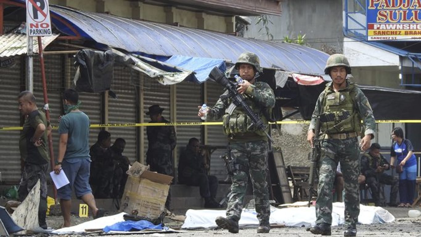 Durch zwei Explosionen in und vor einer katholischen Kirche im unruhigen Süden der Philippinen sind während eines Gottesdiensts mindestens 20 Menschen getötet worden.