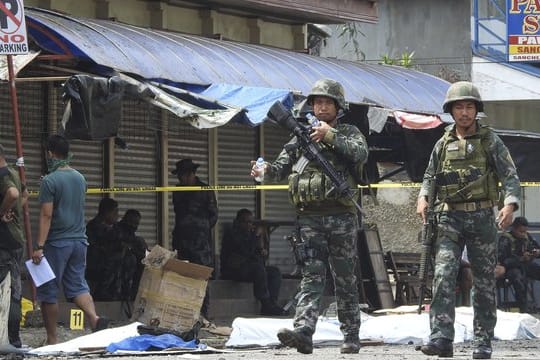 Durch zwei Explosionen in und vor einer katholischen Kirche im unruhigen Süden der Philippinen sind während eines Gottesdiensts mindestens 20 Menschen getötet worden.