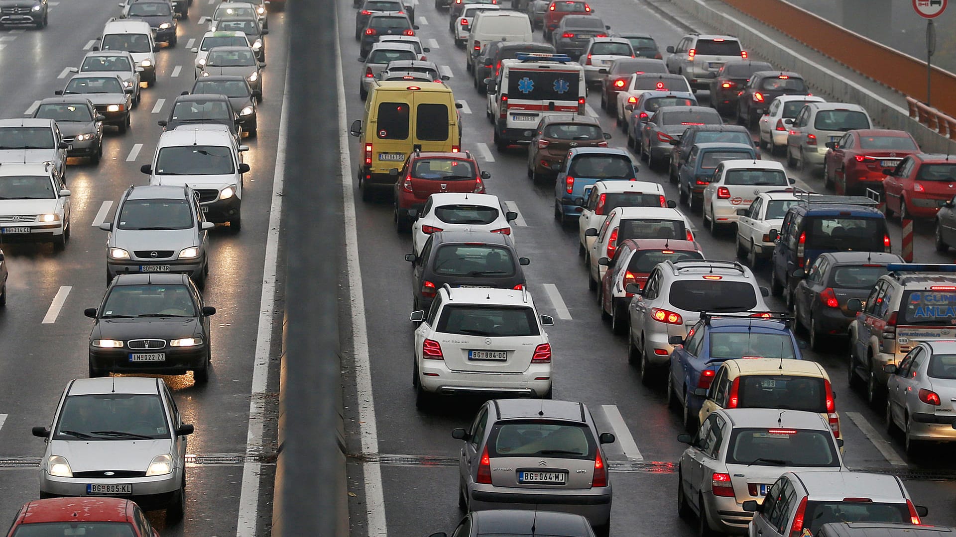 Autos stehen im Stau