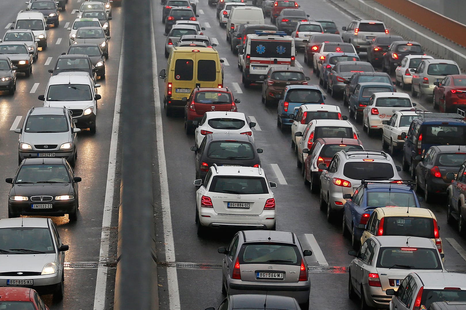 Autos stehen im Stau