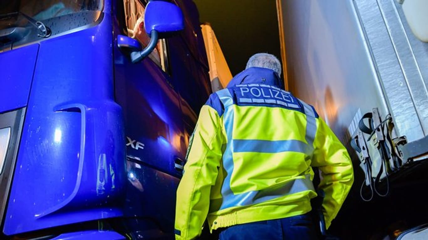 Polizisten führen am späten Abend an der Autobahnraststätte Kraichgau-Süd eine präventive Alkoholkontrolle bei Fahrern von Lastkraftwagen durch.