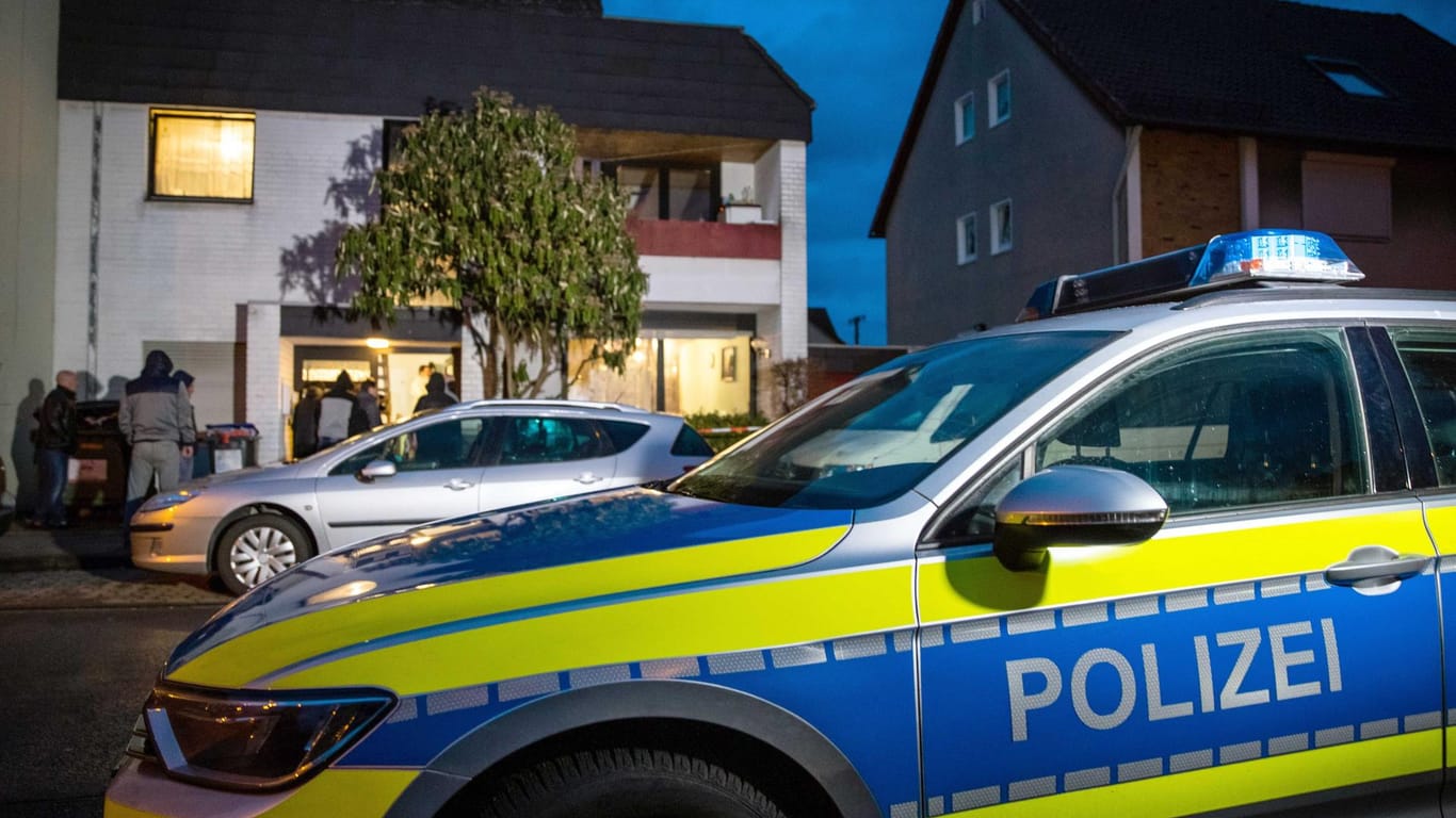 Ein Streifenwagen der Polizei parkt vor dem Mehrfamilienhaus in Lehrte: Ein 34 Jahre alter Mann ist hier tot aufgefunden worden.