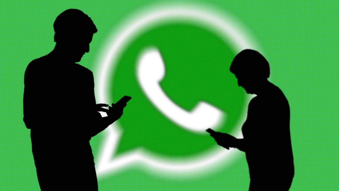 Menschlichte Silhouetten vor dem WhatsApp Logo: Der Messenger hat seine Weiterleiten-Funktion beschränkt.