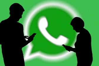 Menschlichte Silhouetten vor dem WhatsApp Logo: Der Messenger hat seine Weiterleiten-Funktion beschränkt.