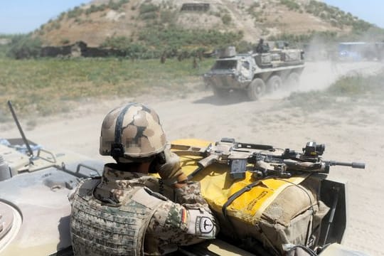 Bundeswehrsoldaten sind 2011 nahe Kundus im Einsatz.