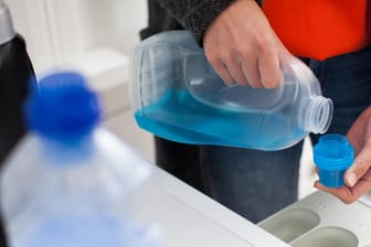 Waschmittel: Für bunte Wäsche greift man besser zum Flüssigwaschmittel – es enthält keine Bleiche.