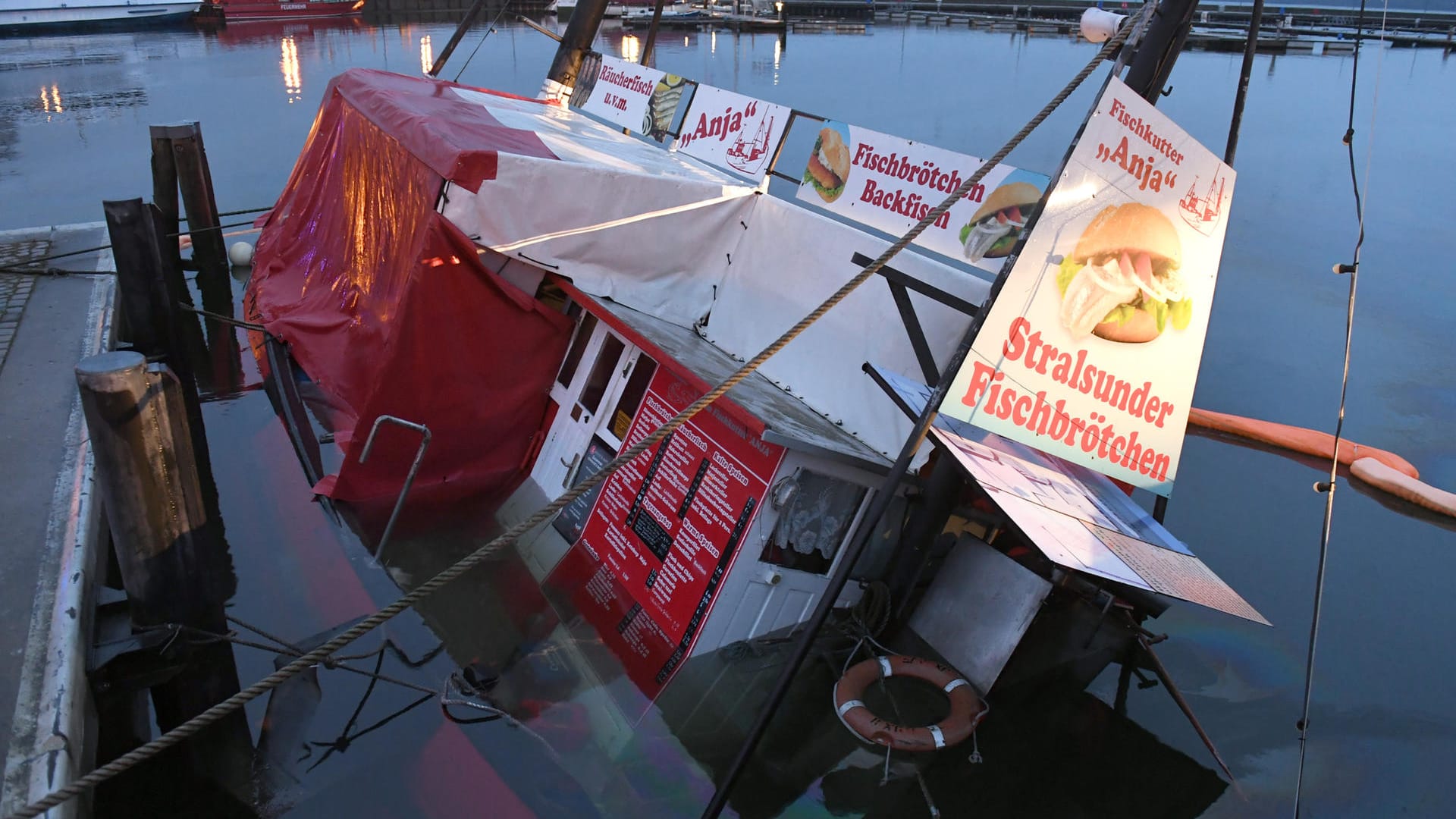 Fischverkaufskutter mit Schlagseite: Der Kutter ist aus noch ungeklärter Ursache gesunken.