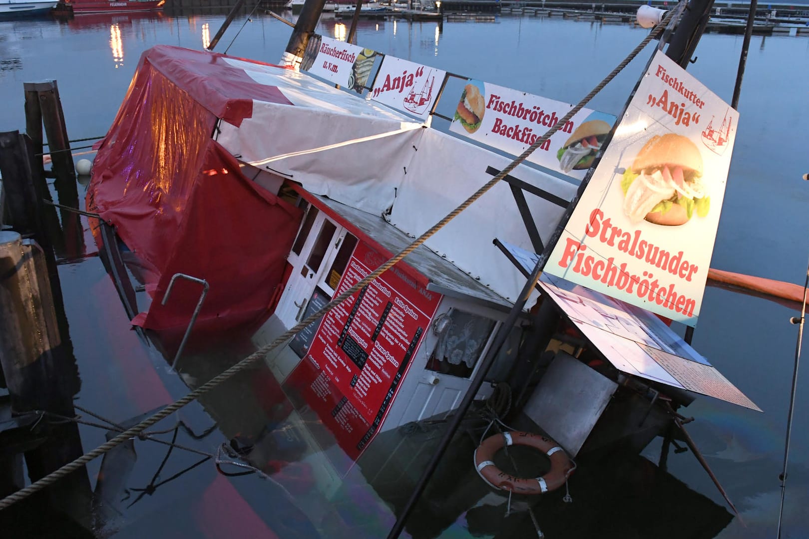 Fischverkaufskutter mit Schlagseite: Der Kutter ist aus noch ungeklärter Ursache gesunken.