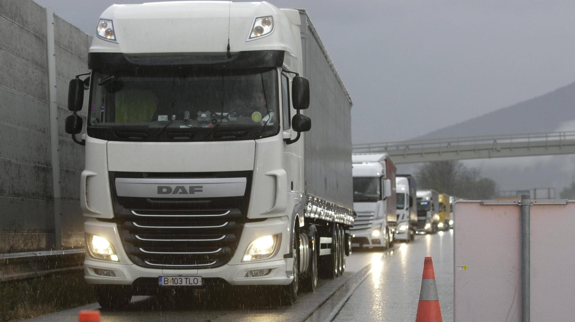 LKW-Kolonne: Die Polizei hat in Hessen Dutzende betrunkene Lkw-Fahrer aufgehalten.