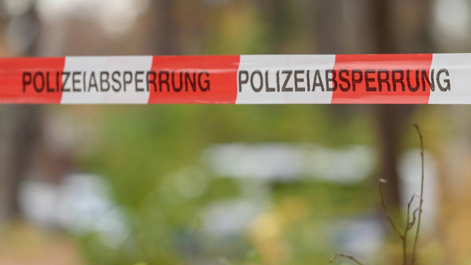 Polizeiliche Absperrung (Symbolbild): Auch der Prozess wird unter Ausschluss der Öffentlichkeit stattfinden.