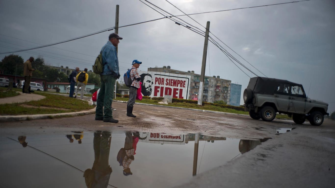 Passanten in der kubanischen Stadt Sandino: Ein Tornado über dem Karibikstaat kostete mindestens drei Menschen das Leben.