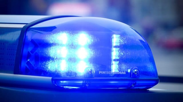 Blaulicht: Eine Frau ersticht ihre Tochter und verletzt ebenfalls ihren Sohn mit dem Messer. (Symbolbild) Blaulicht: Eine Frau ersticht ihre Tochter und verletzt ebenfalls ihren Sohn mit dem Messer. (Symbolbild)