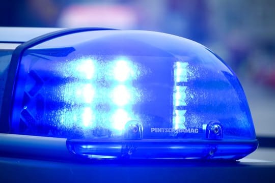 Blaulicht: Eine Frau ersticht ihre Tochter und verletzt ebenfalls ihren Sohn mit dem Messer. (Symbolbild)