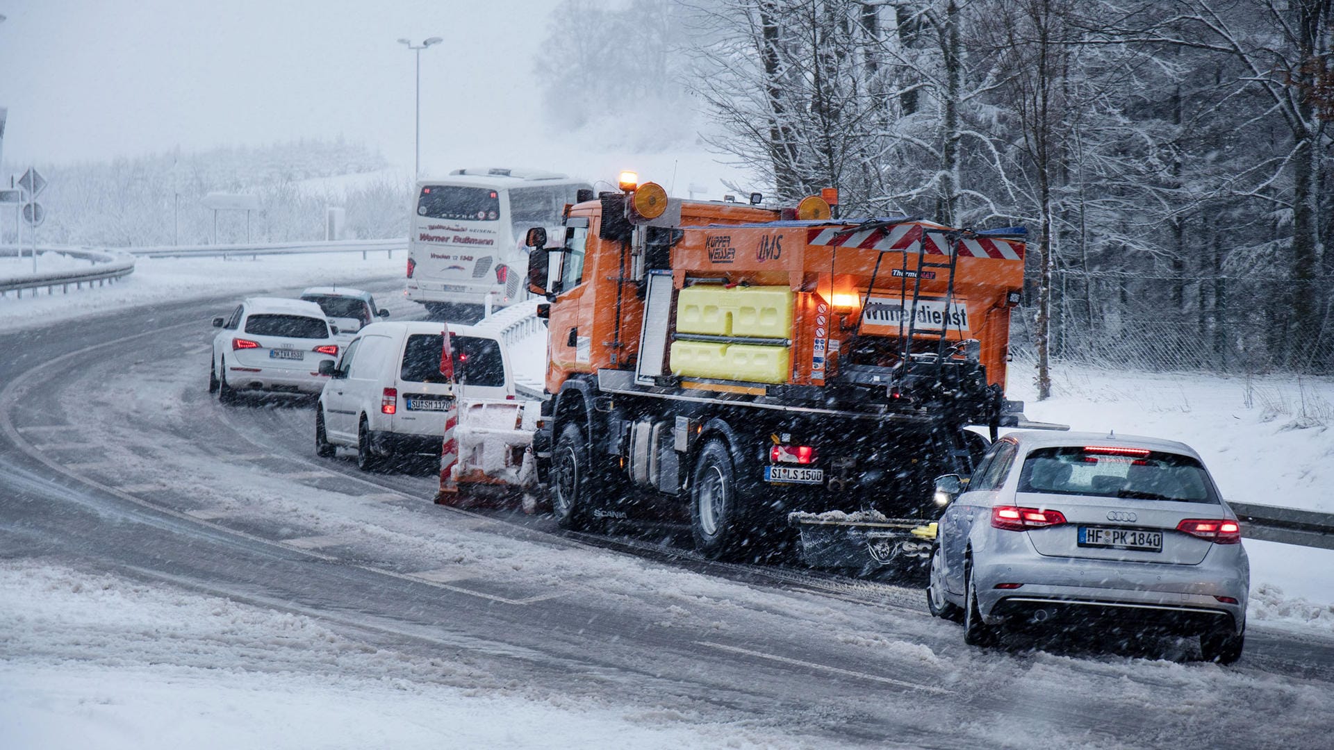 Ein Streufahrzeug auf einer Straße im Sauerland: Starke Schneefälle und glatte Straßen im Berufsverkehr führten am Montag zu langen Staus.