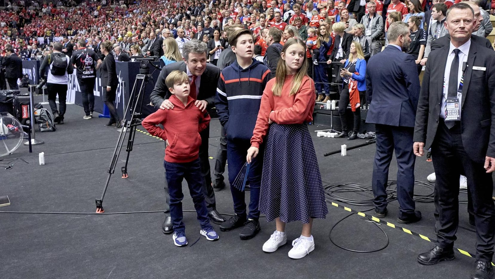 Prinz Vincent, Prinz Christian und Prinzessin Isabella: Die drei sind mit ihrem Vater in den Innenraum der Arena gegangen.