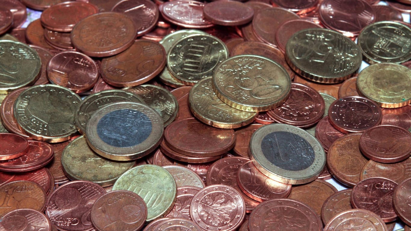 Euro-Münzen auf einem Haufen (Symbolbild): Zöllner haben an der deutsch-schweizerischen Grenze Säcke voll Münzen gefunden.