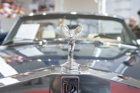Berühmtes Markenzeichen: Der Brexit hat auch Auswirkungen für deutsche Autofahrer - daher bereiten sich britische Marken wie Rolly-Royce auf mögliche Folgen vor.