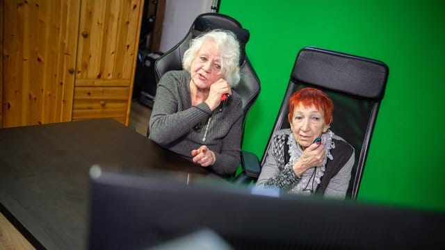 Evelyn Gundlach (87, r) und Ursula Cezanne (80) machen beim Youtube-Kanal "Senioren zocken" mit. Evelyn Gundlach (87, r) und Ursula Cezanne (80) machen beim Youtube-Kanal "Senioren zocken" mit.