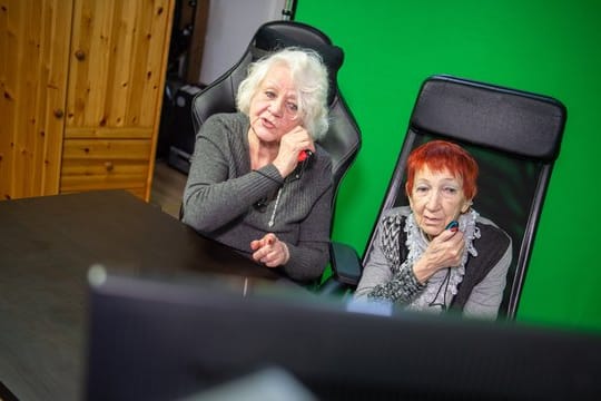 Evelyn Gundlach (87, r) und Ursula Cezanne (80) machen beim Youtube-Kanal "Senioren zocken" mit.