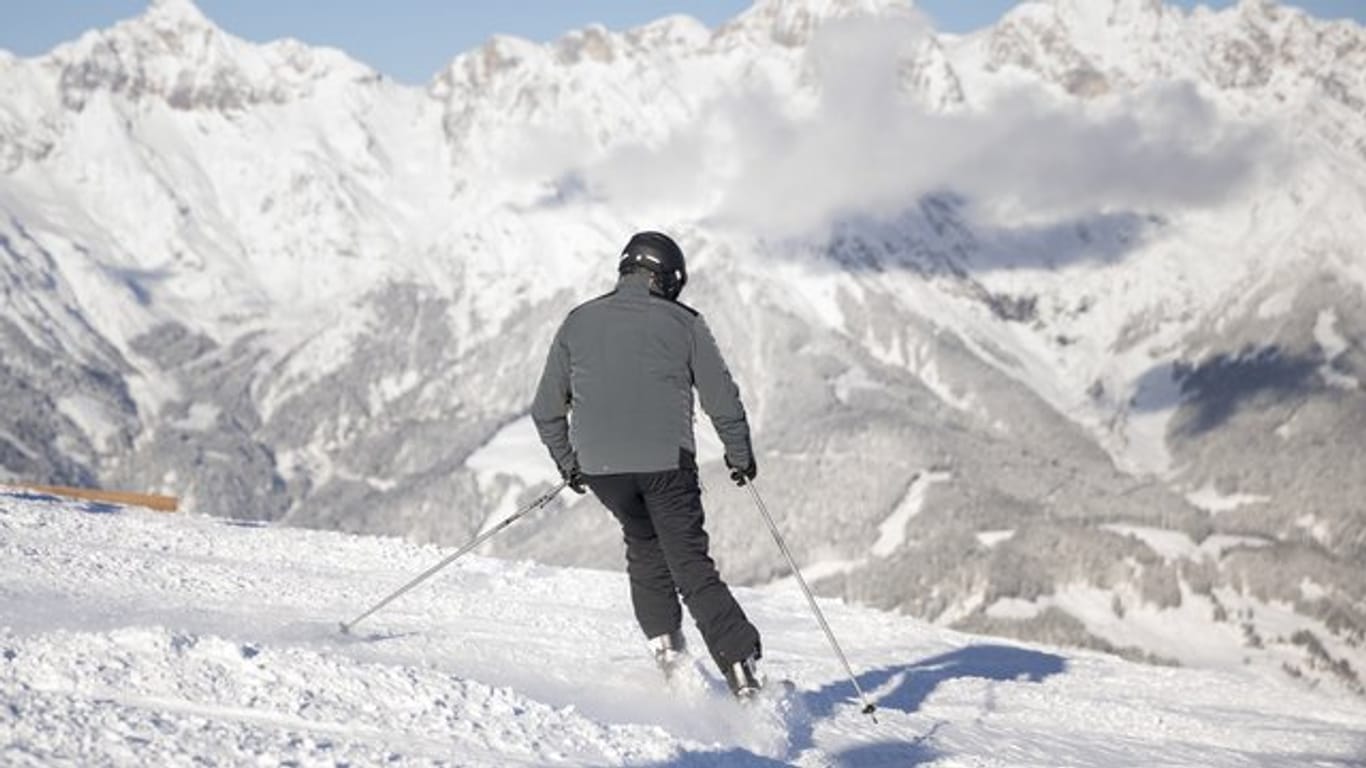 Langsam abfahren: Wer schon über Abfahrts-Erfahrung verfügt, kann auch mit einer Knie- und Hüftprothese noch Ski fahren - allerdings in gemäßigtem Tempo.