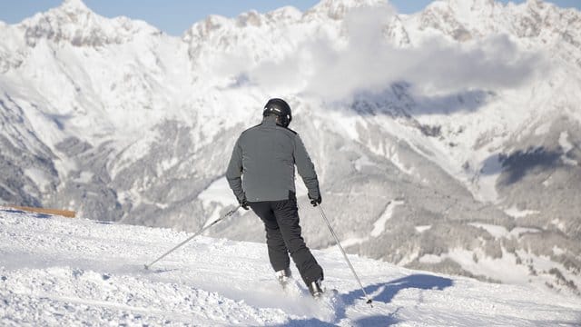 Langsam abfahren: Wer schon über Abfahrts-Erfahrung verfügt, kann auch mit einer Knie- und Hüftprothese noch Ski fahren - allerdings in gemäßigtem Tempo. Langsam abfahren: Wer schon über Abfahrts-Erfahrung verfügt, kann auch mit einer Knie- und Hüftprothese noch Ski fahren - allerdings in gemäßigtem Tempo.