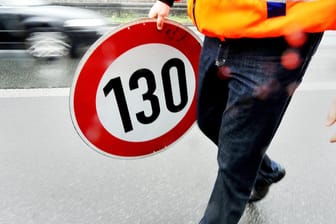 Ein Bauarbeiter mit einem Schild zur Geschwindigkeitsbegrenzung: Die Bundesregierung hat einem generellen Tempolimit eine Absage erteilt.