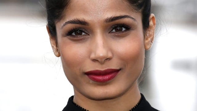Die indische Schauspielerin Freida Pinto zeigt Haltung.