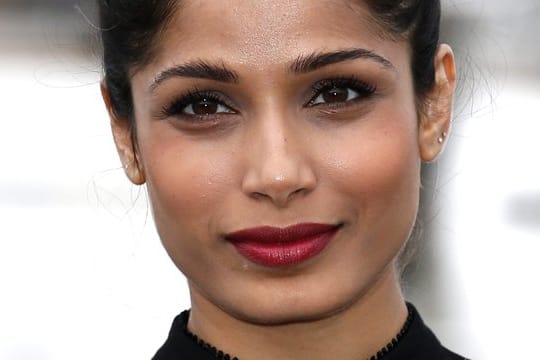 Die indische Schauspielerin Freida Pinto zeigt Haltung.