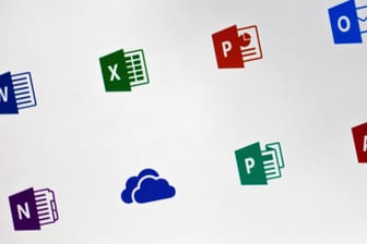 Office-Symbole auf einem Bildschirm: Im Internet finden sich Angebote, die das Microsoft-Programm für weniger als zehn Euro verkaufen.