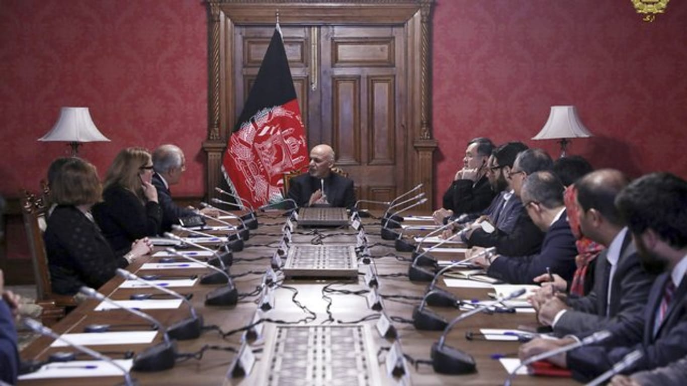 "Gäbe es den Krieg mit den Taliban nicht, wäre das Leben von Millionen Afghanen angenehm", sagte Ghani (M).