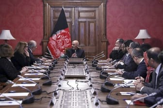 "Gäbe es den Krieg mit den Taliban nicht, wäre das Leben von Millionen Afghanen angenehm", sagte Ghani (M).