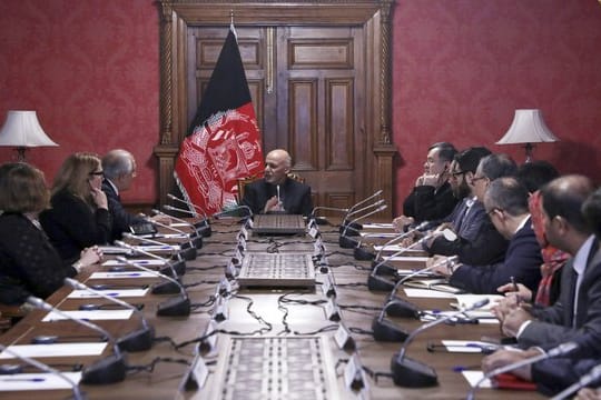 "Gäbe es den Krieg mit den Taliban nicht, wäre das Leben von Millionen Afghanen angenehm", sagte Ghani (M).