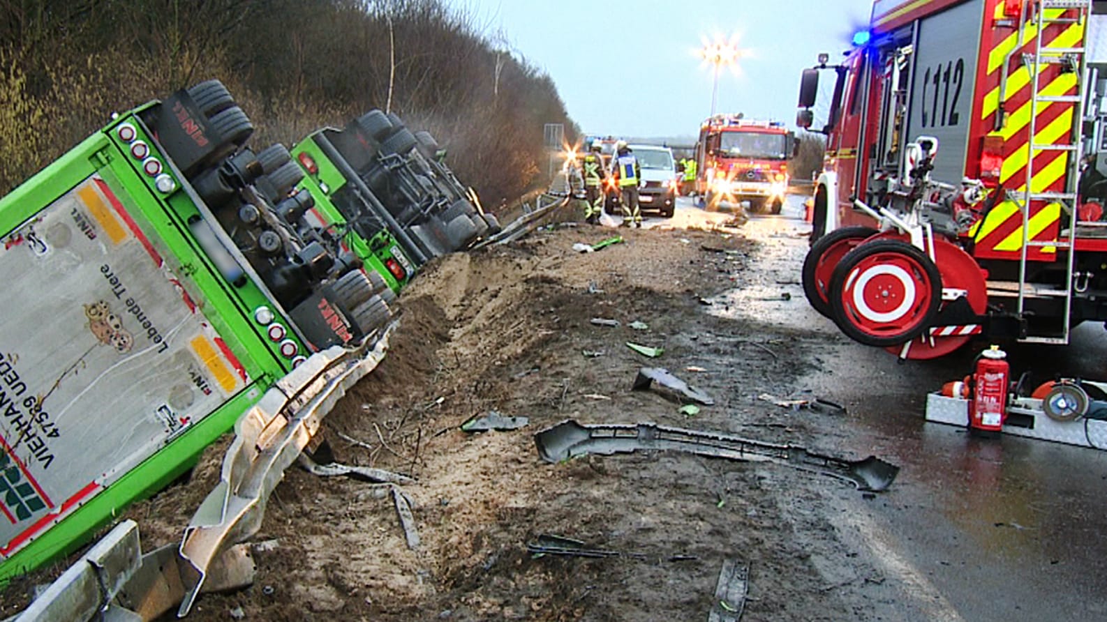 Der Schweinetransporter liegt neben der Fahrbahn in Bocholt: Bei dem Unfall sind drei Menschen ums Leben gekommen.